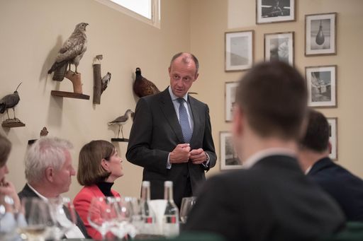 Vorschau Bild von Am 25. September veranstaltete die dpa-Tochter news aktuell im
Berliner Restaurant Pauly Saal einen exklusiven Dinner-Talk mit
Friedrich Merz. 25 Gäste aus Unternehmen, Agenturen und Verbänden
tauschten sich mit dem ehemaligen Vorsitzenden der
CDU/CSU-Bundestagsfraktion und aktuellen Vizepräsidenten des
Wirtschaftsrates der CDU über die Bedeutung von Kommunikation aus.
Im Bild (Mitte): Friedrich Merz. Foto: Jörg Carstensen/dpa. Weiterer
Text über ots und www.presseportal.de/nr/6344 / Die Verwendung
dieses Bildes ist für redaktionelle Zwecke honorarfrei.
Veröffentlichung bitte unter Quellenangabe: "obs/news aktuell
GmbH/Jörg Carstensen/dpa"