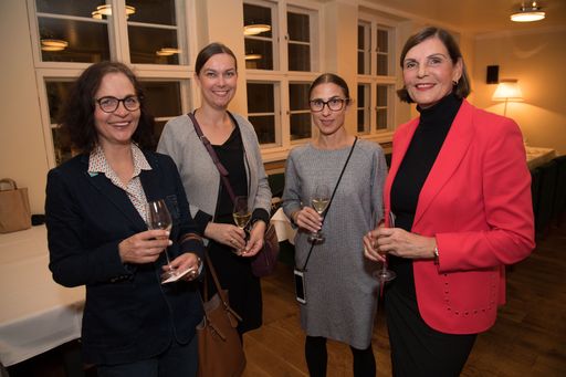 Vorschau Bild von Am 25. September veranstaltete die dpa-Tochter news aktuell im
Berliner Restaurant Pauly Saal einen exklusiven Dinner-Talk mit
Friedrich Merz. 25 Gäste aus Unternehmen, Agenturen und Verbänden
tauschten sich mit dem ehemaligen Vorsitzenden der
CDU/CSU-Bundestagsfraktion und aktuellen Vizepräsidenten des
Wirtschaftsrates der CDU über die Bedeutung von Kommunikation aus.
Im Bild (v.l.n.r.): Karin Lange, Eske Keller, Susan Saß, Edith
Stier-Thompson. Foto: Jörg Carstensen/dpa. Weiterer Text über ots
und www.presseportal.de/nr/6344 / Die Verwendung dieses Bildes ist
für redaktionelle Zwecke honorarfrei. Veröffentlichung bitte unter
Quellenangabe: "obs/news aktuell GmbH/Jörg Carstensen/dpa"