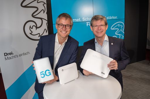 https://www.apa-fotoservice.at/galerie/20627 Im Bild von vLnR:
Jan Trionow, CEO Hutchison Drei Austria und Rudolf Schrefl, CCO
Hutchison Drei Austria mit den neuen Modems.