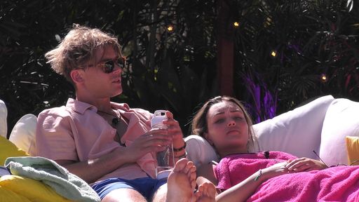Vorschau Bild von Neue Turbulenzen bei "Love Island": Sidney spricht mit Dana.
Weiterer Text über ots und www.presseportal.de/nr/6605 / Die
Verwendung dieses Bildes ist für redaktionelle Zwecke honorarfrei.
Veröffentlichung bitte unter Quellenangabe: "obs/RTL II"