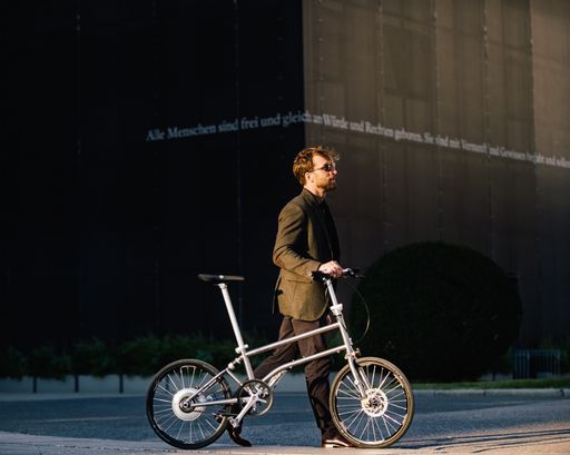  Abbildung: Das ultraleichte VELLO BIKE+ Titan mit
Selbstlade-Technologie