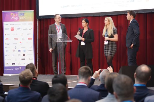  Der apti-Vorstand bei der Begrüßung zur PropTech
Vienna 2018: (v.l.n.r.) Jörg Buß (Check my place), Julia Arlt (PwC),
Iris Einwaller (epmedia) und Ferdinand Dietrich (Storebox).