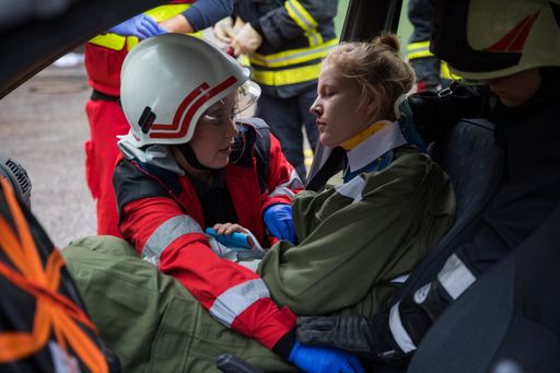 Die Schwerpunkte der diesjährigen Bundesübung der
MALTESER Austria in Steyregg umfassten pädiatrische Notfälle, die
Versorgung nach Schussverletzungen, die Rettung von Personen aus
verunfallten Fahrzeugen sowie die Erstbehandlung von Erdbebenopfern.
Mehr als 40 Rollenspieler, darunter zahlreiche Kinder, sorgten für
einen möglichst realistischen Übungsablauf. Die Schwerpunkte der
diesjährigen Bundesübung der MALTESER Austria in Steyregg umfassten
pädiatrische Notfälle, die Versorgung nach Schussverletzungen, die
Rettung von Personen aus verunfallten Fahrzeugen sowie die
Erstbehandlung von Erdbebenopfern. Mehr als 40 Rollenspieler,
darunter zahlreiche Kinder, sorgten für einen möglichst
realistischen Übungsablauf.