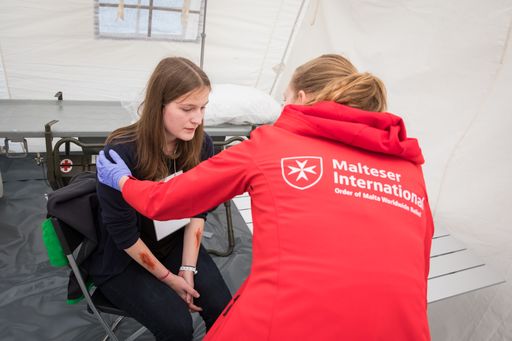 Vorschau Bild von Im Rahmen der Bundesübung absolvierte Malteser
International ein EMT-Training (Emergency Medical Team) und
simulierte den Katastropheneinsatz nach einem Erdbeben.Im Rahmen der
Bundesübung absolvierte Malteser International ein EMT-Training
(Emergency Medical Team) und simulierte den Katastropheneinsatz nach
einem Erdbeben.