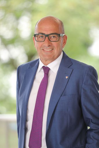 Vorschau Bild von Günther Obmascher verabschiedet sich nach 33 Jahren HOGAST in den
wohlverdienten Ruhestand.