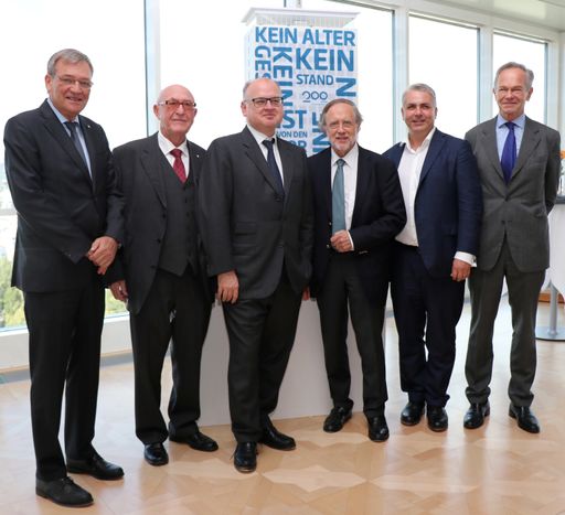  Überdimensionaler Geburtstagsgruß am Ringturm
offiziell enthüllt