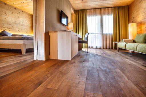 Waldbaden direkt im Hotelzimmer: Böden, Decken und Wände der
Zimmer im Design Hotel Seiser Alm Urthaler bestehen aus
unbehandeltem Fichten- und Lärchenholz – ohne chemische Anstriche,
Leime oder Metallnägel.
