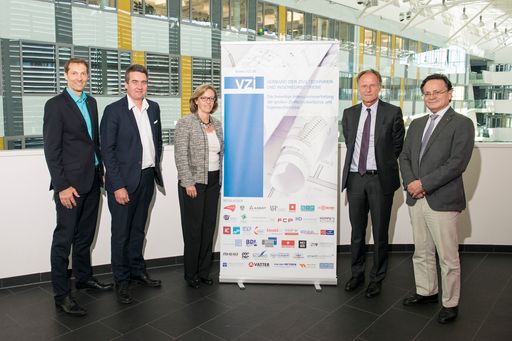 VZI fordert bessere Rahmenbedingungen bei
Vertragsgestaltung und Versicherungen bei öffentlichen Bauvorhaben
(v.l.n.r.): Wolfgang Kradischnig, DELTA; Günther Sammer,
VASKO+Partner; Susanne Schindler, ALLPLAN; Andreas Gobiet,
Ingenos.Gobiet; Harald Meixner, Meixner Vermessung