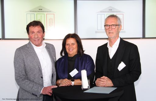  v.l.n.r. Obmann der VAEB Gottfried Winkler, Präsidentin der AK
Renate Anderl, Leitender Angestellte der VAEB Univ.Prof.HR DI Kurt
Völkl
