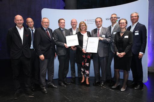 v.l.n.r. Roland Gnaiger (Jury-Vorsitzender),
Alexander Kopecek (Wien 3420), Kurt Puchinger (Stadt Wien, GG
Wohnen, Wohnbau, Stadterneuerung und Frauen), Lukas Lang (Wien
3420), BM Maria Patek, Hermann Gugler (AR Wien 3420), Peter
Hinterkörner (Wien 3420), Ingrid Spörk (Wien 3420), Gerhard Schuster
(Wien 3420)