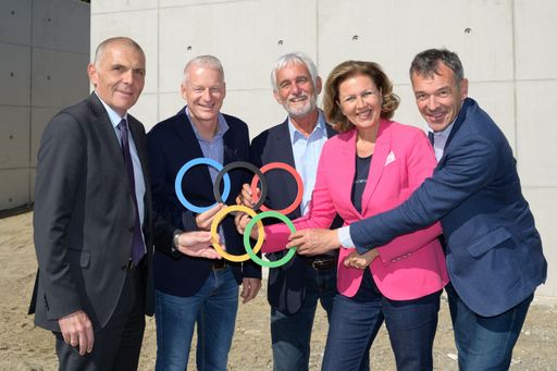 Im Rahmen des Spatenstiches für das American
Football Zentrum erfolgte auch die offizielle Übergabe der
Geschäftsführung von Dr. Michael Bielowski an Mag. Matthias
Schipflinger