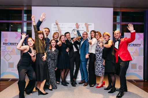 Vorschau Bild von In der Kategorie Große Unternehmen (500 – 1.999
Mitarbeiter*innen) wurde der weltweit führende Managementberatungs-,
Technologie- und Outsourcing-Dienstleister Accenture gekürt.
Accenture beeindruckte die Jury mit einer klaren Strategie und
verbindlichen Zielen bis 2025. Unterschiedliche Einrichtungen
(Employer Resource Groups, 24-Stunden Hotline, sowie ein „Cultural
Diversity Office, etc.) zeugen vom Engagement von Accenture für
Diversität.