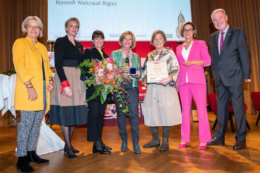 V.l. Wirtschaftslandesrätin Petra Bohuslav, FIW-Landesvorsitzende
Vera Sares, WKÖ-Vizepräsidentin und FIW-Bundesvorsitzende Martha
Schultz, Waltraud Rigler, ehemalige FIW-Landesvorsitzende,
WKNÖ-Präsidentin Sonja Zwazl, Landeshauptfrau Johanna Mikl-Leitner
und Wr. Neustadts Bürgermeister Klaus Schneeberger.