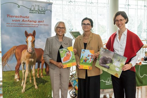 Am 27. September 2019 wurde die Tagung "Tierschutzbildung macht
Schule" von Bundesministerin Mag. Dr. Brigitte Zarfl im Beisein von
Prof. Dr. Dagmar Schratter, Präsidentin des Vereins "Tierschutz
macht Schule" und Lea Mirwald, MSc, Geschäftsführerin des Vereins
eröffnet. Tagungsrückblick unter: www.tierschutzmachtschule.at