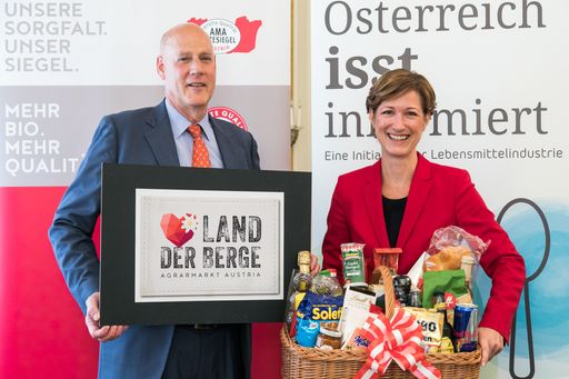 https://www.apa-fotoservice.at/galerie/20739 Im Bild v.l.n.r.:
Michael BLASS (AMA-Marketing), Katharina KOSSDORFF (Fachverband der
Lebensmittelindustrie)