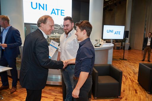 Vorschau Bild von UNIKATE Preisverleihung: UNIQA Stiftungs Vorstand Peter Eichler
gratuliert den HTL-Schülern Philip Walch und Michael Aldinger zum
vollautomatischen, analogen Schachspiel