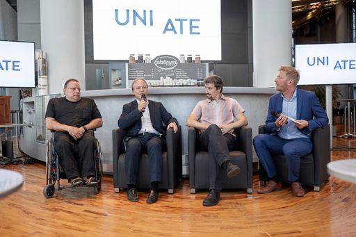 Vorschau Bild von UNIKATE Preisverleihung: Herbert Pichler, Präsident des
Österreichischen Behindertenrats, Peter Eichler, Vorstand UNIQA
Stiftung, Christopher Frauenberger von der TU Wien, Moderator
Bernhard Vosicky