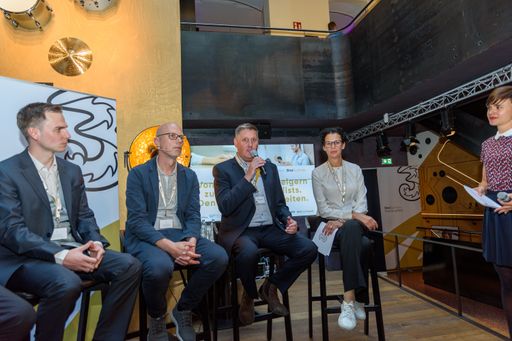 Vorschau Bild von Dieter Duftner (mit Mikro) beim Expertentalk