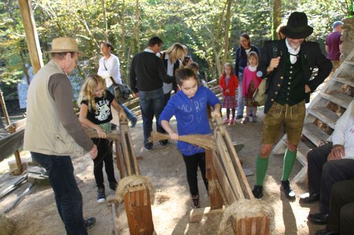 Besucher/innen haben beim Brecheltag im Österreichischen
Freilichtmuseum Stübing die Möglichkeit selbst das Brecheln
auszuprobieren.