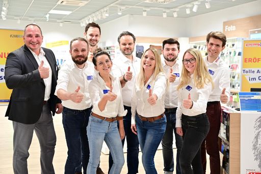 Geballte Beratungskompetenz und top motivierte
Mitarbeiter in modernsten Räumlichkeiten: Am 3. Oktober übersiedelt
Hartlauer im „EKZ Citypark Graz“ in den neuen 305 m2 großen Standort
im Obergeschoß.