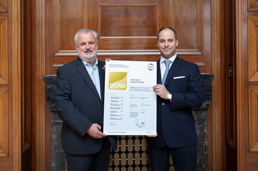  “Mag. Markus Schafferer, geschäftsführender
Gesellschafter der PEMA Holding, erhält Gold-Zeritifikat für das
nachhaltige Refurbishment des Haus am Schottentor von Mag. Peter
Engert, Geschäftsführer ÖGNI.“