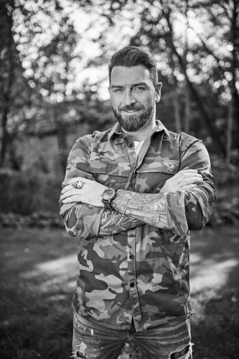 Er war eine der prägenden Figuren der RTL II-Vorabend-Soap "Köln
50667": Ingo Kantorek zog seit der ersten Folgen Millionen
TV-Zuschauer in seinen Bann. Am 16. August 2019 verunglückten Ingo
Kantorek und seine Ehefrau Suzana tödlich. Im Anschluss an seinen
letzten Auftritt bei "Köln 50667" erweist "Ingo Kantorek - Ein Leben
voller Leidenschaft" dem Schauspieler die letzte Ehre. Dabei geben
Freunde, Kollegen und Wegbegleiter einen tieferen Einblick in das
Seelenleben des Fan-Lieblings, der neben seiner Rolle "Alex
Kowalski" so viele weitere Rollen als Ehemann, Kollege und Kämpfer
für wohltätige Zwecke meisterte.