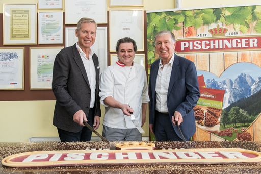 https://www.apa-fotoservice.at/galerie/20695 Im Bild v.l.n.r.: KR
Walter Heindl (Geschäftsführer Confiserie Heindl), Bernd Bimashofer
(Zuckerbäcker Confiserie Heindl), KR Andreas Heindl (Geschäftsführer
Confiserie Heindl)