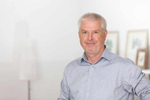Der Autor Eugen Prehsler begab sich in Wiens 30
Häuser zum Leben und versuchte das Geheimnis des "Lacheln des Alters
zu ergründen. Der Roman ist ab sofort im Buchhandel, in den 30
Häusern des Kuratorium Wiener Pensionisten-Wohnhäuser
www.haeuserzumleben.at und über amazon.de erhältlich.
