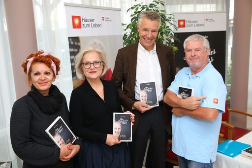 Vorschau Bild von Bestseller Autor Eugen Prehsler (rechts)
präsentierte sein neues Buch "Das Lächeln des Alters" im Haus
Augarten, eines der Häuser zum Leben des Kuratorium Wiener
Pensionisten-Wohnhäuser, wo er auch seine Inspiration für das neue
Sachbuch im Romanstil fand. Unterstützt wurde er von der Direktorin
des Hauses, Annerose Perera, sowie von Mag.a Gabriele Graumann,
Geschäftsführerin des Kuratorium Wiener Pensionisten-Wohnhäuser, und
von Dr. Rüdiger Salat, dem Vorstand und Leiter der Facultas Verlags
AG. Das Buch aus dem Maudrich Verlag sowohl im Handel als auch in
den 20 Häusern zum Leben sowie über amazon.de erhätlich.