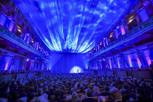 Erste Bank feiert Geburtstag im blau verhüllten
Saal des Musikvereins.