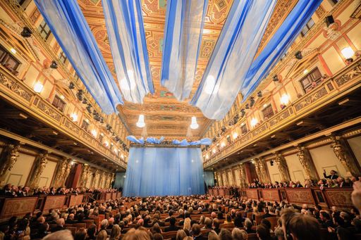 Vorschau Bild von Der blau verhüllte Saal wird ausgepackt