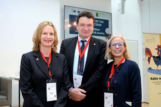 Dagmar Jenner und María Palma (rechts), Präsidentin
und Generalsekretärin von UNIVERSITAS Austria, mit Kevin Quirk,
Präsident des Dachverbandes der Übersetzungsverbände FIT