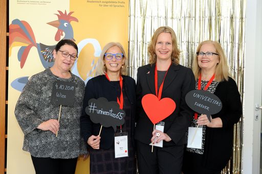Vorschau Bild von Von links: Annette Schiller, Präsidentin des
Dachverbandes FIT Europe, María Palma und Dagmar Jenner von
UNIVERSITAS Austria und Keynote-Speakerin Maya Hess von Red T