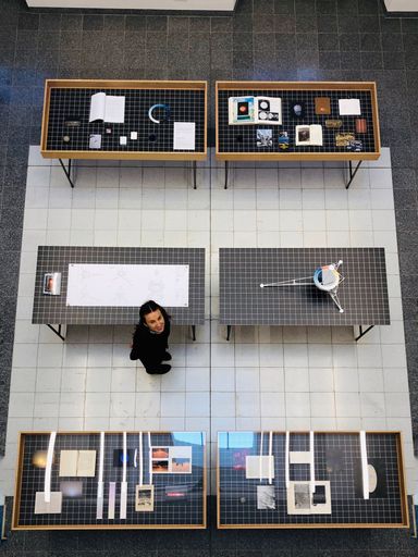  Sarah Feilmayr mit ihrer Arbeit „Another Sun“ © Kunstuniversität
Linz