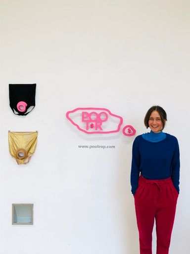 Vorschau Bild von Clara Boesl mit ihrer Arbeit „poo*trop“ © Kunstuniversität Linz