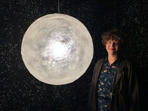 Vorschau Bild von Sarah Katharina Eder mit ihrer Arbeit „Silent Disco“ ©
Kunstuniversität Linz