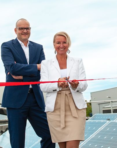 Thomas Stadlhofer, Vorstandsvorsitzender Frauenthal Service AG,
und Beatrix Ostermann, Vorstand Frauenthal Service AG, eröffnen die
neue Photovoltaik Anlage am Firmenstandort Perchtoldsdorf.