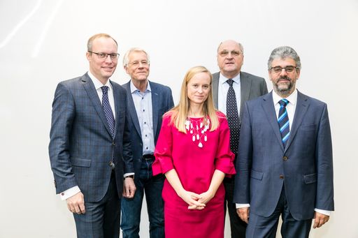 https://www.apa-fotoservice.at/galerie/20928 Im Bild: Dr
Alexander Biach, Univ.Prof. Tor Iversen, Priv.Doz.Dr.Ulrike
Famira-Mühlberger, em.o.Univ.Prof.Dr. Christoph Badelt,
Univ.Prof.Dr. Heinz Rothgang