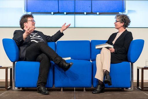  Der norwegische Autor Erik Fosnes Hansen (hier mit Moderatorin
Susanne Biedenkopf) kennt das Blaue Sofa bereits. Auf der
Frankfurter Buchmesse 2019 wird er erneut darauf Platz nehmen und
das Gastland Norwegen vertreten. Weiterer Text über ots und
www.presseportal.de/nr/7842 / Die Verwendung dieses Bildes ist für
redaktionelle Zwecke honorarfrei. Veröffentlichung bitte unter
Quellenangabe: "obs/Bertelsmann SE & Co. KGaA/Bertelsmann / Thomas
Ecke"