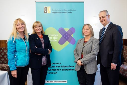 Foto von BÖP/Marton. Bild zum heutigen
Pressegespräch. V.l.n.r: Silvia Ballauf, Leiterin des Fachbereichs
„Selbsthilfe“ bei pro mente Wien, a.o. Univ.-Prof.in Dr.in Beate
Wimmer-Puchinger, Präsidentin des Berufsverbandes Österreichischer
PsychologInnen (BÖP), Mag. Andrea Birbaumer, Obfrau der GkPP
(Gesellschaft kritischer Psychologen und Psychologinnen), Univ.
Prof. Dr. Johannes Wancata, Präsident der Österreichischen
Gesellschaft für Psychiatrie, Psychotherapie und Psychosomatik
(ÖGPP)