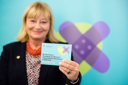 Vorschau Bild von a.o. Univ.-Prof.in Dr.in Beate Wimmer-Puchinger,
Präsidentin des Berufsverbandes Österreichischer PsychologInnen
(BÖP) mit einem Flyer der Petition "Für eine bessere Versorgung von
Menschen mit psychischen Erkrankungen in Österreich".