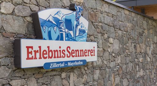 Tirols größte Sennerei in Privatbesitz, die
Erlebnissennerei Zillertal, wurde neuerlich international
ausgezeichnet. Auf der Anuga 2019 in Köln, der weltweit größten und
wichtigsten Fachmesse für Lebensmittel und Getränke, erhielt das
Zillertaler Unternehmen den Anuga-Innovationspreis 2019 für die neue
Heumilch-Käse-Kreation "Heumilch Opal", einen Schnittkäse mit
Hanfsamen und Bergkräutern.