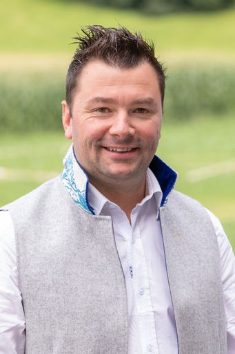 Vorschau Bild von Christian Kröll, Geschäftsführer der
Erlebnissennerei Zillertal in Mayrhofen, freut sich über eine
weitere internationale Auszeichnung. Bei der Anuga 2019 wurde der
neue Heumilch-Käse "Opal" mit Hanfsamen und Bergkräutern mit dem
Anuga-Innovationspreis 2019 ausgezeichnet. Der prämierte Käse gehört
zur neuen Produktlinie "Heumilch-Juwelen" mit "Smaragd" (Safran),
"Edelstein" (Sommertrüffel) und "Granat" mit rotem Pesto. Im
Frühjahr 2020 werden die neuen Heumilch-Spezialitäten im Handel
sein.