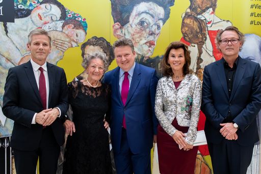  Die Leopold Museum-Privatstiftung (LMPS) feierte im
Wiener Leopold Museum das 25-jährige Bestehen der Stiftung im Rahmen
einer festlichen Veranstaltung mit einem Cocktail, einer
persönlichen Führung von Leopold Museum-Direktor Hans-Peter
Wipplinger durch die Neupräsentation der Sammlung "Wien 1900.
Aufbruch in die Moderne" und einem eleganten Dinner. Im Bild
v.l.n.r.: Josef Ostermayer (Vorstandsvorsitzender LMPS /
Generaldirektor Sozialbau AG), Elisabeth Leopold (Vorstand LMPS),
Michael Ludwig (Bürgermeister von Wien), Brigitte Bierlein
(Bundeskanzlerin der Republik Österreich), Hans-Peter Wipplinger
(Direktor, Leopold Museum)