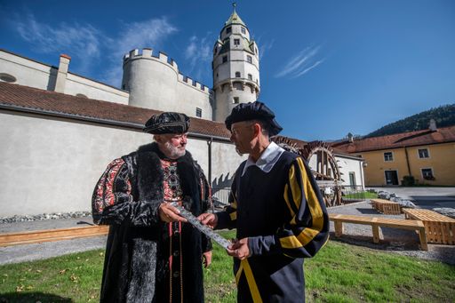  Erzherzog Ferdinand II. von Tirol (links) mit dem
Haller Münzmeister vor dem Historischen Wasserantrieb der Münze
Hall. Jedes der detailgetreuen Wasserräder hat einen Durchmesser von
5,50 Meter.