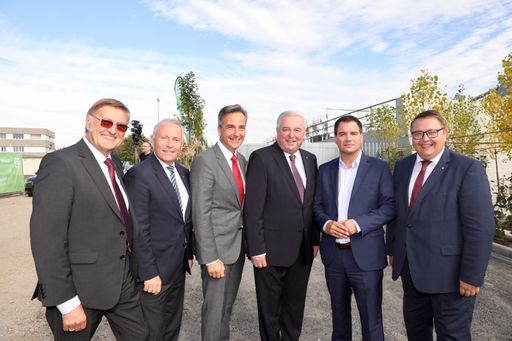 Vorschau Bild von Im Bild v.l.n.r.: Aufsichtsratsvorsitzender Josef
Mülner, Vorstandssprecher Christian Purrer, Bürgermeister Siegfried
Nagl, Landeshauptmann Hermann Schützenhöfer, Landeshauptmann-Stv.
Michael Schickhofer und Vorstandsdirektor Martin Graf