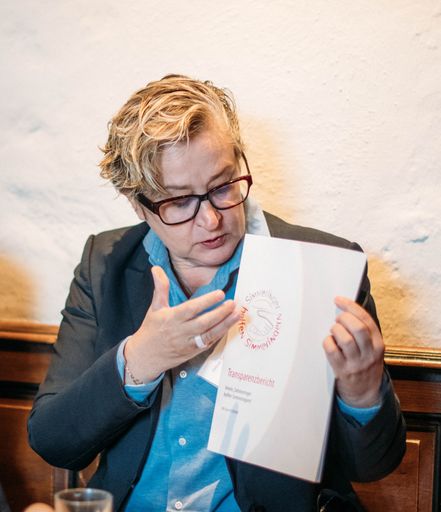 Vorschau Bild von Mag.a Ortrun Gauper präsentiert den 1.
Transparenzbericht des Vereins Simmeringer helfen Simmeringern