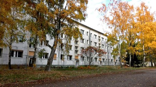 Niedergörsdorf in Brandenburg: Im Stadtteil "Altes Lager" leben
circa 1.600 Menschen ohne feste Arbeit. In drei neuen Folgen widmet
sich die Sozialreportage "Hartz und herzlich" dem Stadtteil im
Landkreis Teltow-Fläming und lässt Anwohner zu Wort kommen, die am
Rande des Existenzminimums leben. Entstanden sind erschütternde
Einblicke, aber auch emotionale Momente voller Herzlichkeit. Start
der Reihe ist am Dienstag, 29. Oktober 2019, um 20:15 Uhr bei
RTLZWEI. Weiterer Text über ots und www.presseportal.de/nr/6605 /
Die Verwendung dieses Bildes ist für redaktionelle Zwecke
honorarfrei. Veröffentlichung bitte unter Quellenangabe:
"obs/RTLZWEI"