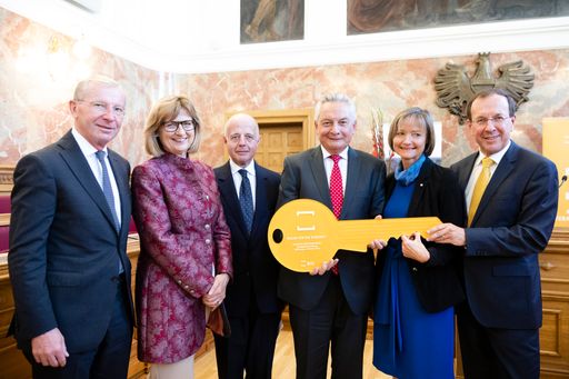  LH Dr. Wilfried Haslauer, Bundesministerin für Nachhaltigkeit und
Tourismus Dipl.-Ing. Maria Patek, MBA, Justizminister Dr. Clemens
Jabloner, Präs. Dr. Hans Rathgeb LG Salzburg, Präs. Mag. Katharina
Lehmayer OLG Linz, DI Wolfgang Gleissner Geschäftsfüher BIG