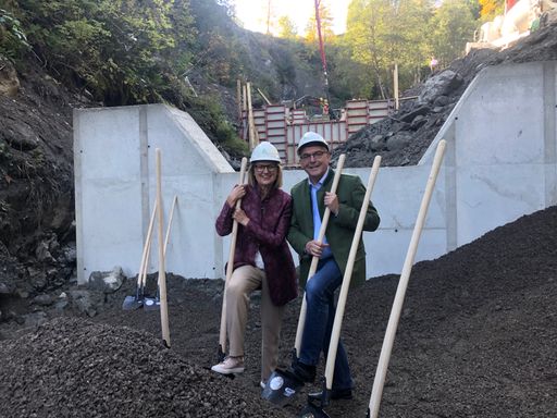 Bundesministerin Maria Patek und Landesrat Josef
Schwaiger geben den Startschuss für die Bauarbeiten des
Schutzprojektes.